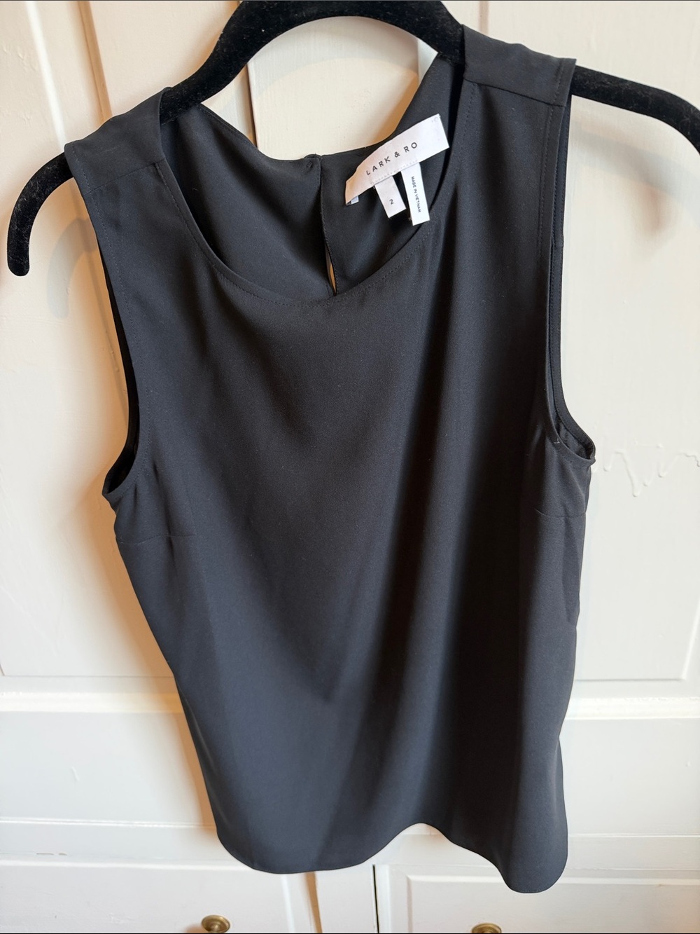 Lark & Ro Black Sleeveless Crewneck Shell Top